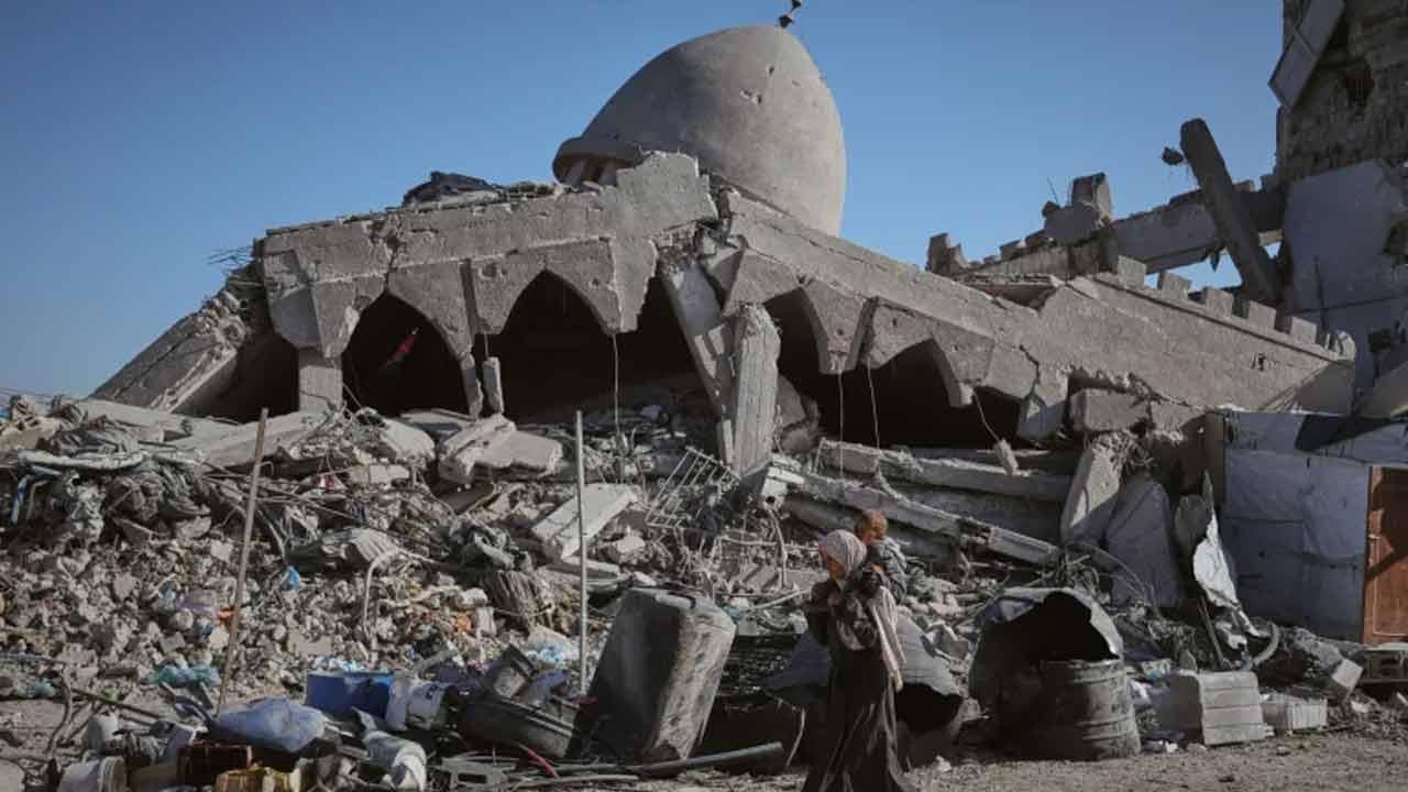 গাজা যেন মৃত্যুফাঁদ: ধ্বংসস্তূপের নিচে হাজারো মানুষ ও ৭০ হাজার টন অবিস্ফোরিত বোমা