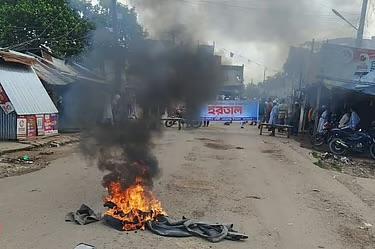 বাগেরহাটে চার সংসদীয় আসন বহালের দাবিতে সর্বদলীয় হরতাল চলছে