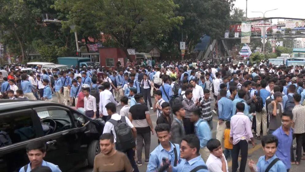 ৫ দাবিতে ফার্মগেট সড়ক অবরোধ শিক্ষার্থীদের