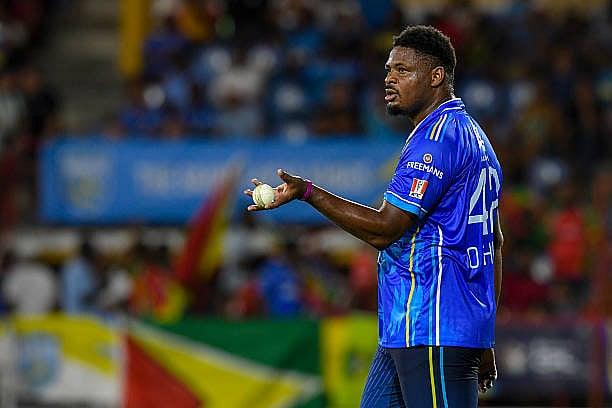 ১ বলে খেলেন ৩ ছক্কা!