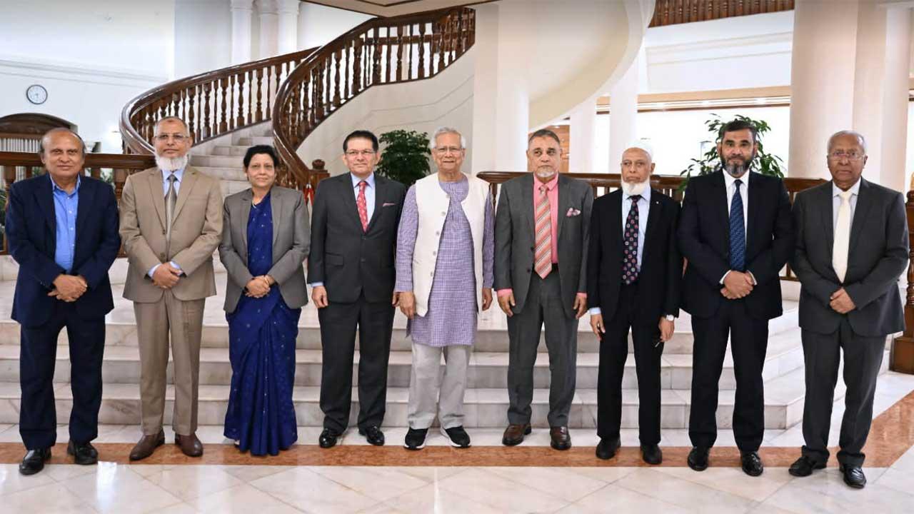 নির্বাচন-গণভোটের প্রস্তুতি সম্পর্কে প্রধান উপদেষ্টাকে অবহিত করলেন সিইসি