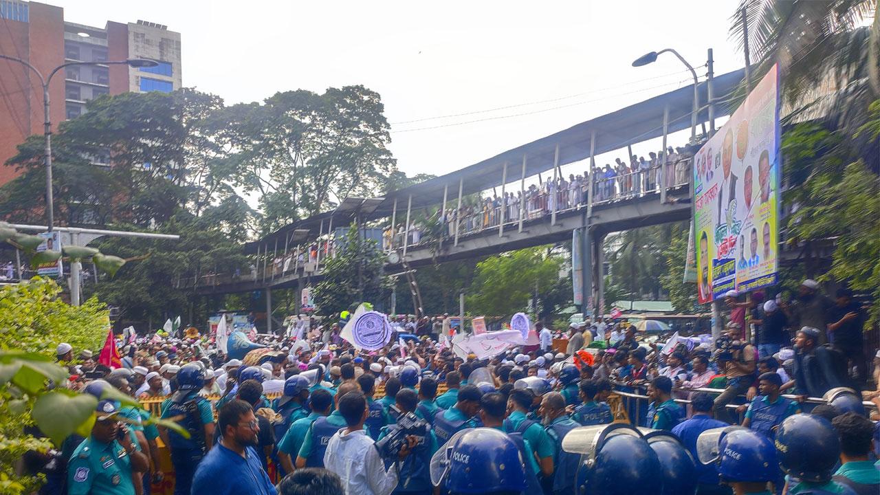 যমুনা অভিমুখে জামায়াতসহ ৮ দলের পদযাত্রা আটকে দিল পুলিশ