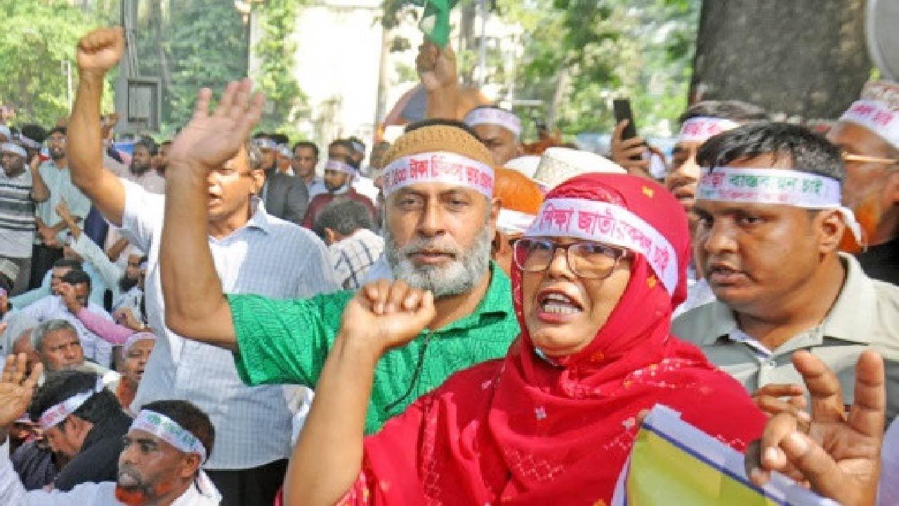 দাবি আদায়ে আরও কঠোর শিক্ষকরা: ‘মার্চ টু যমুনা’ স্থগিত, কাল থেকে অনশনের ঘোষণা
