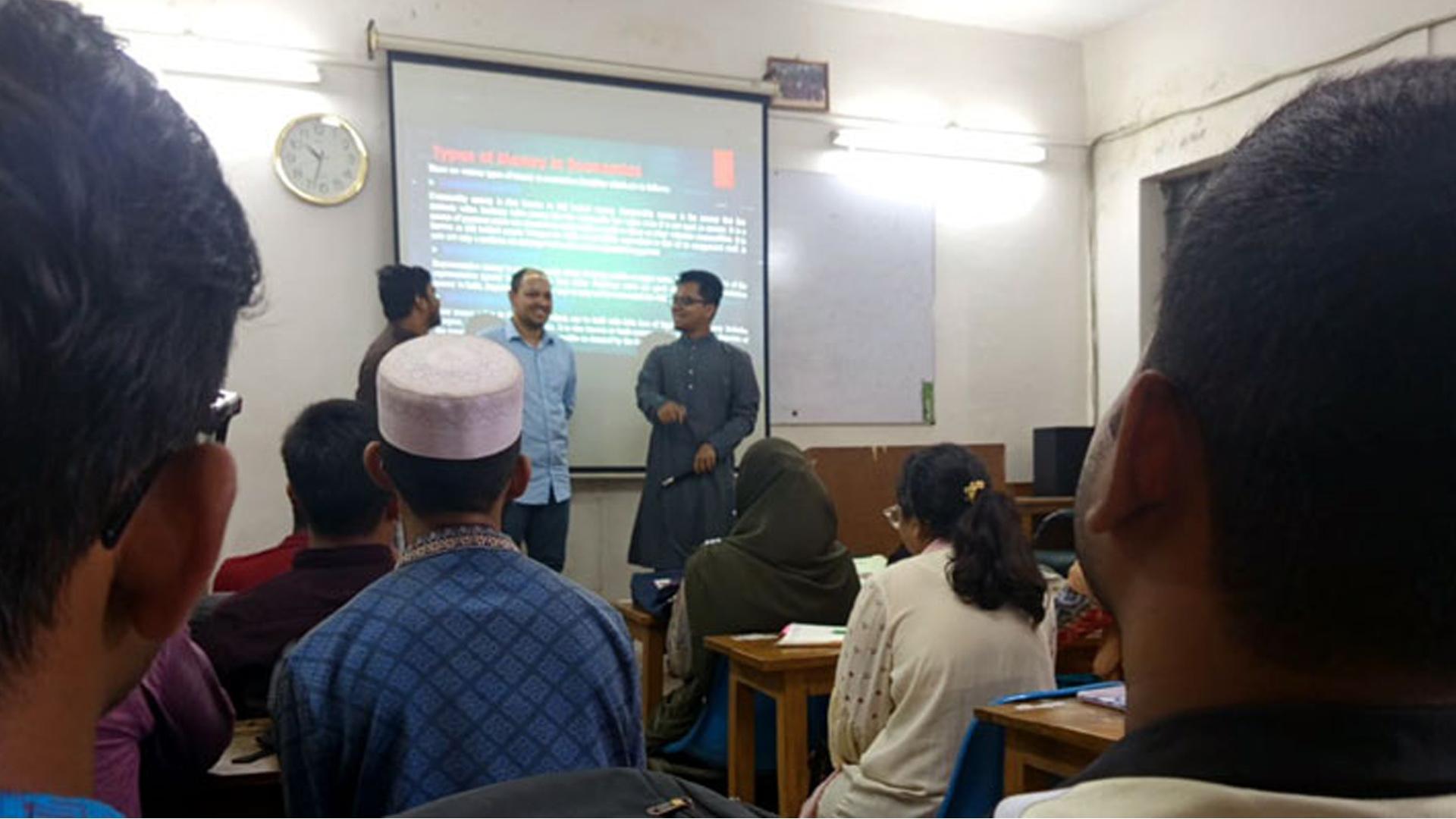 বিধি লঙ্ঘনের অভিযোগ, ক্লাসরুমে গিয়ে ‘ভোট চান’ শিবিরের জিএস প্রার্থী ফরহাদ