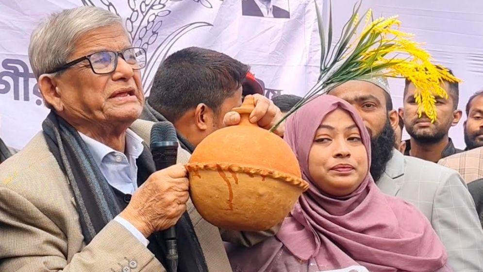 জুলাই শহীদের বোনের উপহারে চোখের পানি ধরে রাখতে পারলেন না ফখরুল