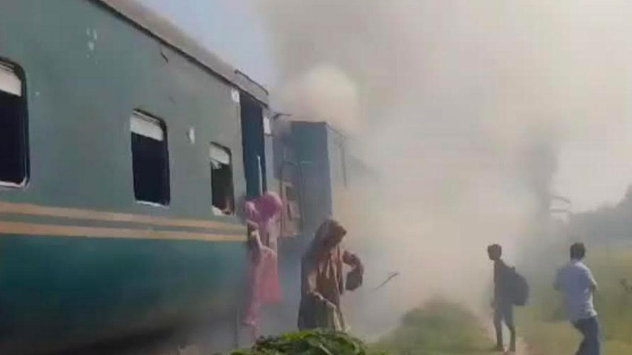 ট্রেনের ইঞ্জিনে আগুন, ময়মনসিংহ-নেত্রকোণায় ট্রেন চলাচল বন্ধ