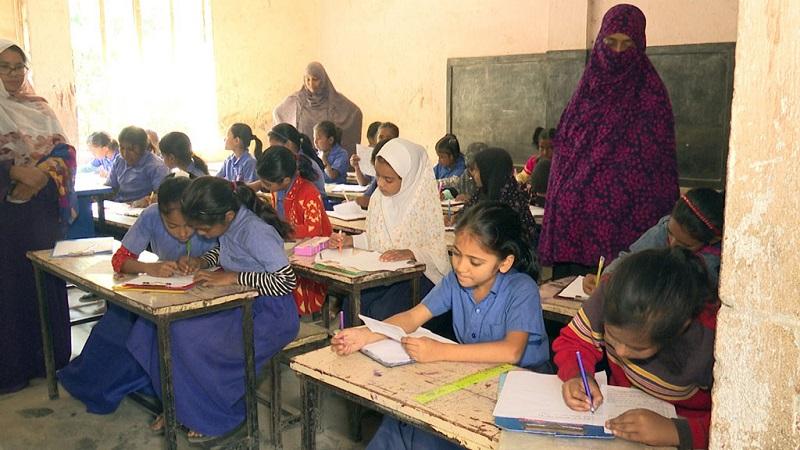 শিক্ষকেরা আন্দোলনে, প্রাথমিক শিক্ষার্থীদের পরীক্ষা নিলেন অভিভাবকেরা